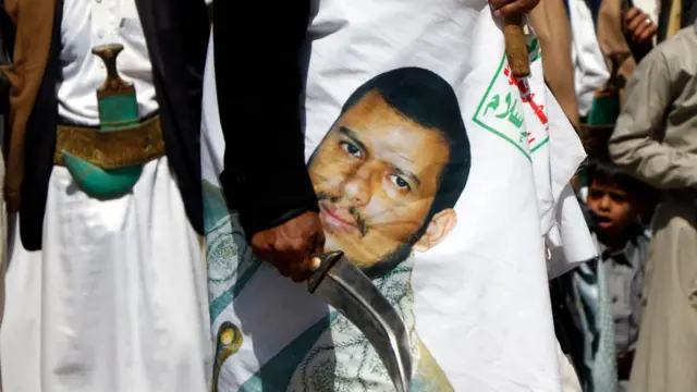 يمنيون موالون للحوثي