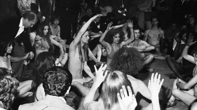 अमेरिकन समाजात साठ आणि सत्तरच्या दशकात LSD घेण्याचं प्रमाण वाढलं आणि हिप्पी कल्चर पसरलं