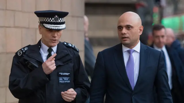 Wasiirka arrimaha gudaha Sajid Javid iyo ku xigeenka taliyaha booliska Steve House