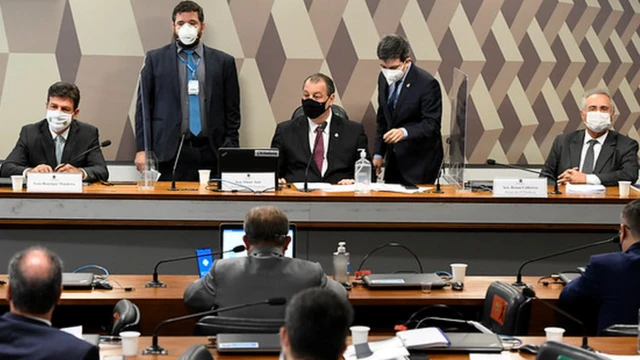 CPI da Covid, com senadores discutindo