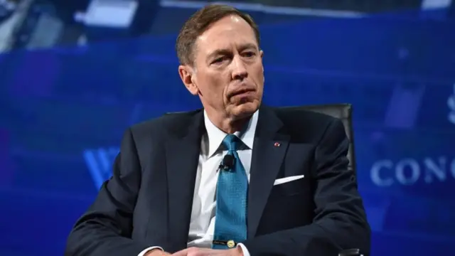 دیوید پترائوس به جز فرماندهی ارتش آمریکا در عراق و افغانستان، برای مدتی رئیس سازمان اطلاعات مرکزی آمریکا هم بود