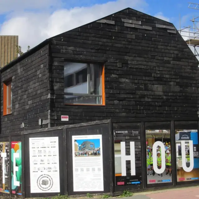 브라이튼 대학의 '웨이스트 하우스'는 폐자재를 90% 이상 사용해 지어졌다