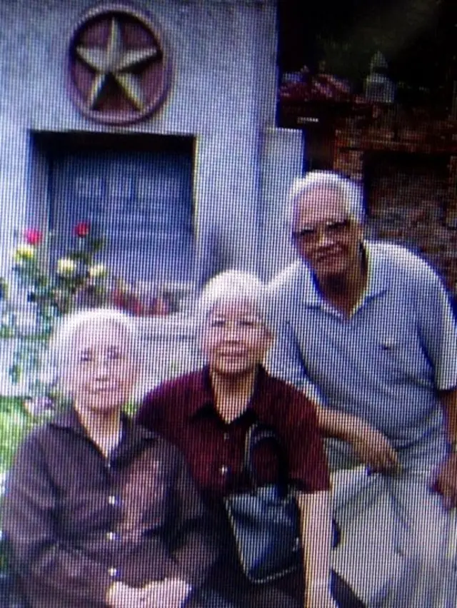 GS Tương Lai (phải)
