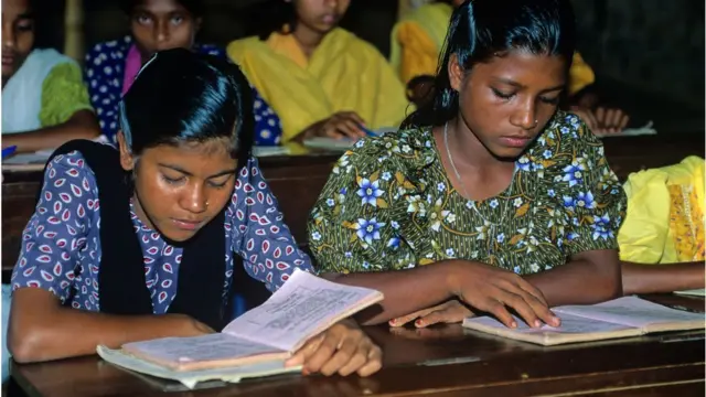 শিক্ষা প্রতিষ্ঠানের পাঠ্য পুস্তকে যৌন শিক্ষা বিষয়ক অধ্যায় যোগ করা প্রয়োজন।