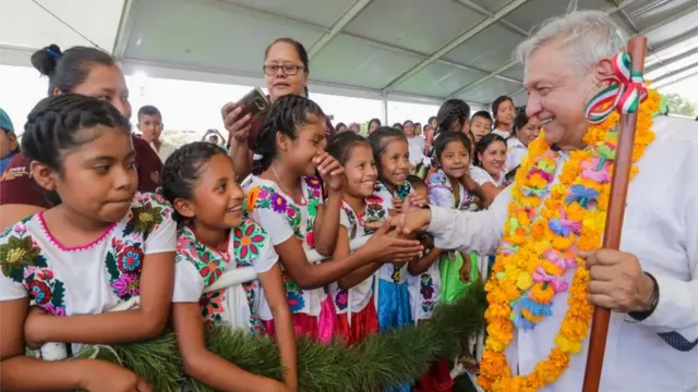 AMLO saludando a niños en Guerrero.