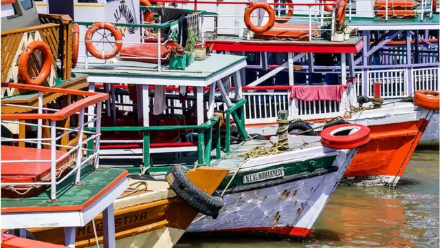 मुंबईतून रेवस, उरण, मोरा, एलिफंटाला जायला फेरीबोटी सुटतात. रामदास बोट, ओंकार करंबेळकर