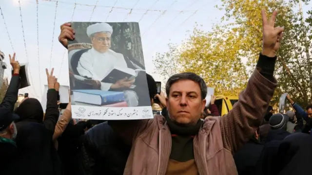 رجل يحمل صورة رفسنجاني