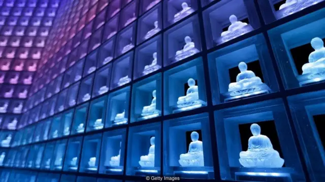 Dalam fasilitas seperti ini di Jepang, abu disimpan dalam guci di belakang buddha yang menyala - sehingga banyak orang bisa disemayamkan di satu ruangan.