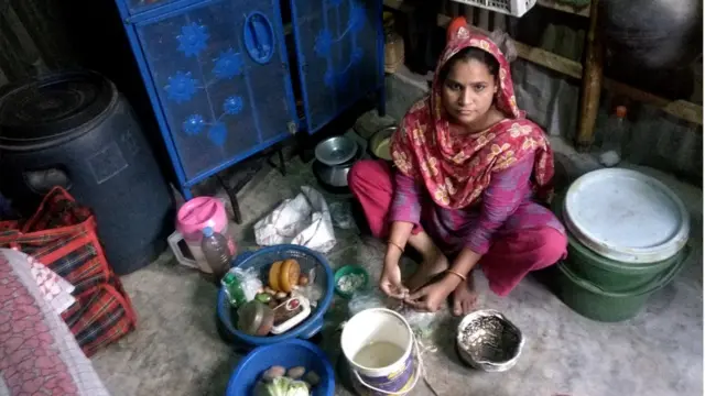 প্রতিদিন নতুন করে বহু মানুষ ঢাকায় আসছেন।