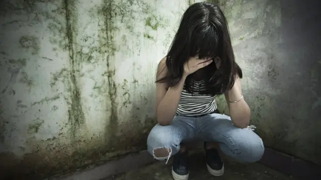 ஜூன்ஸ் அணிந்த பெண்