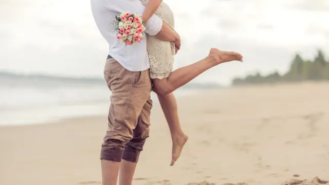 Не стоит особенно завидовать довольным жизнью молодоженам - примерно через год степень удовлетворенности вернется к прежним уровням