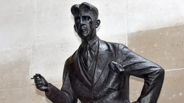 Escultura de George Orwell en la sede de la BBC en Londres.