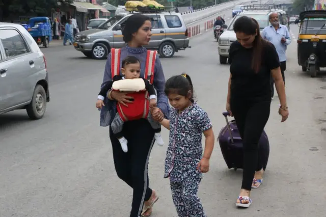 કાશ્મીરથી પરત ફરતાં પ્રવાસીઓ