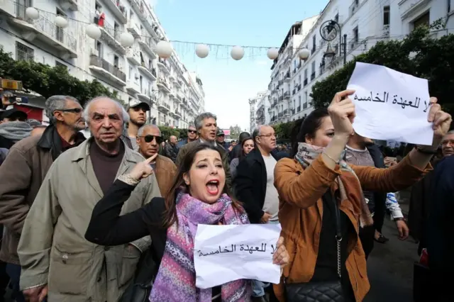 يحتج عدد كبير من الجزائريين على ترشح عبد العزيز بوتفليقة للولاية الخامسة، والذي شغل منصب الرئاسة منذ عام 1999