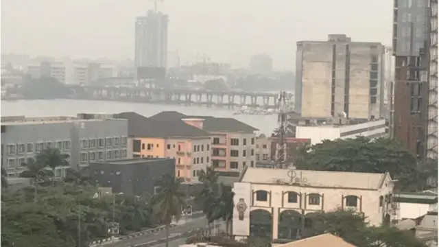 ከመኖሪያ ቤቷ መስኮት የሚታየው የሌጎስ ገፅታ