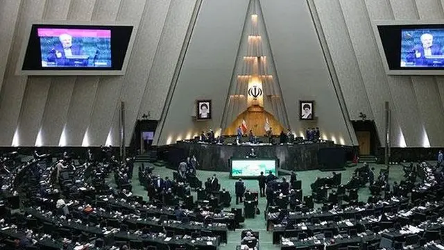 نمایندگان پس از تصویب طرح شعارهایی بر ضد اسرائیل سر دادند