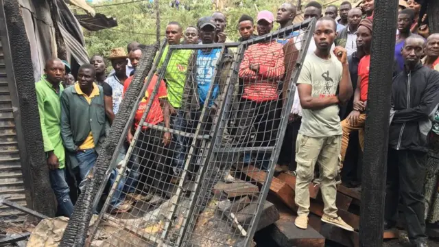 Baadhi ya wafanyikazi wa soko hilo walioamkia mkasa huo