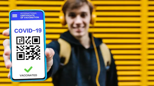 Chico mostrando prueba de que está vacunado