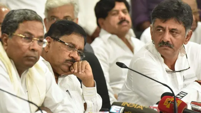 सिद्धारमैया और डीके शिवकुमार (दाएं)