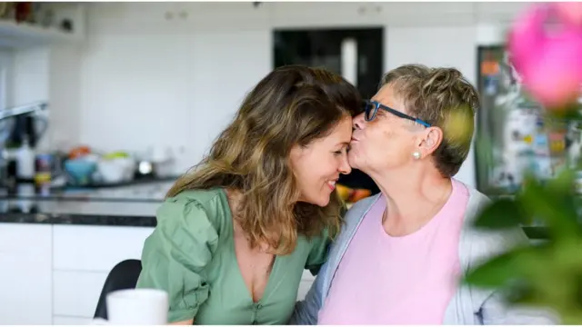 Mãe e filha tomando café e conversando