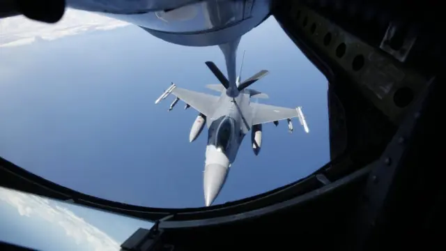 F-16.