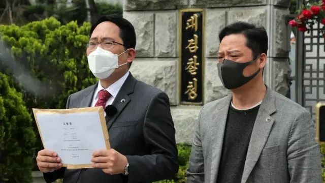 최대집 민생민주국민전선대표(왼쪽)가 18일 오전 서울 서초구 대검찰청 앞에서 김일성 회고록 '세기와 더불어' 판매배포 금지 가처분 신청을 기각한 서울서부지방법원 판사들에 대한 고발 기자회견을 진행하고 있다