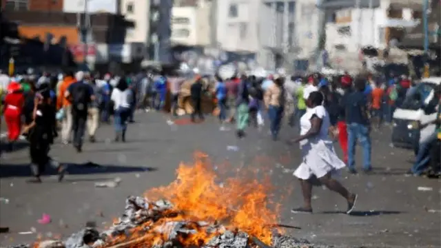 ናዕበኛታት ኣብ ማእከል ጎደና ናይ ከተማ ሃራረ