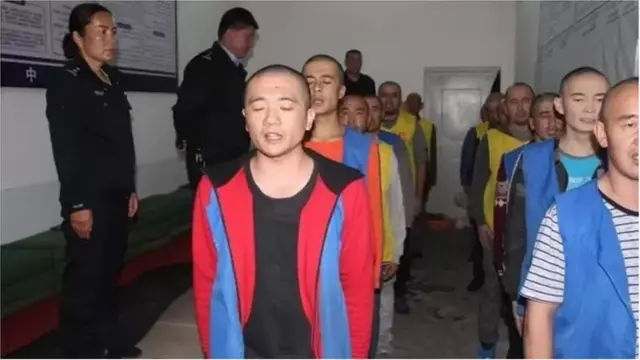 આ પુનઃશિક્ષણ કેન્દ્રોમાં લોકોને ચીની રાષ્ટ્રવાદના પાઠ ભણાવવામાં આવે છે.