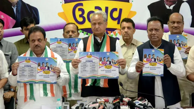 अहमदाबाद में कांग्रेस का घोषणापत्र जारी करते राजस्थान के सीएम अशोक गहलोत