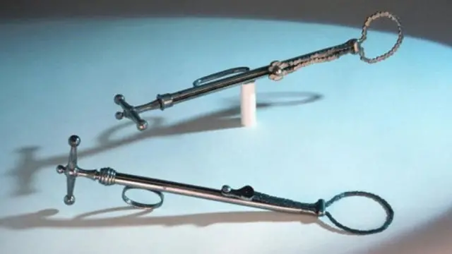 Perangkat pengebirian terbuat dari baja dan diproduksi di London antara tahun 1867-1900.