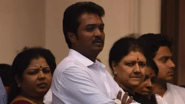 शशिकला की ननद इल्लावारासी और उनका बेटा विवेक