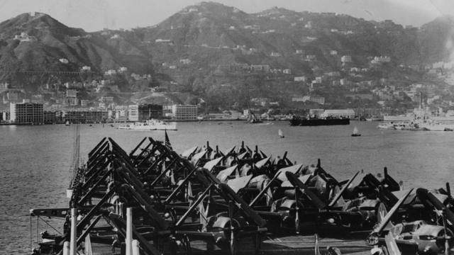 從一艘停泊維多利亞港的美軍航空母艦眺望香港島北岸（5/7/1948）