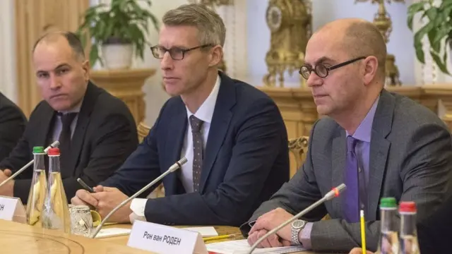 Постійний представник МВФ в Україні Йоста Люнгман (посередині) схвалює макроекономічну і фінансову стабільність, досягнуту Києвом, але радить пришвидшити зростання економіки