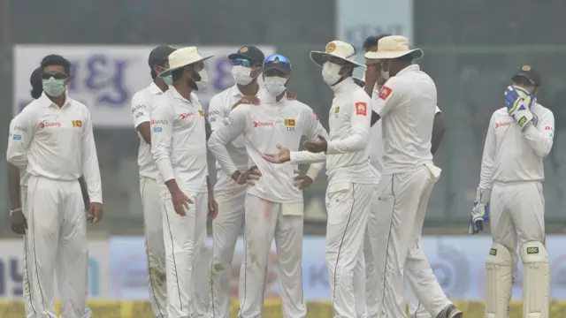 ফিরোজ শাহ কোটলা ২০১৭, মুখোশ পরে আছেন শ্রীলংকার ক্রিকেটাররা