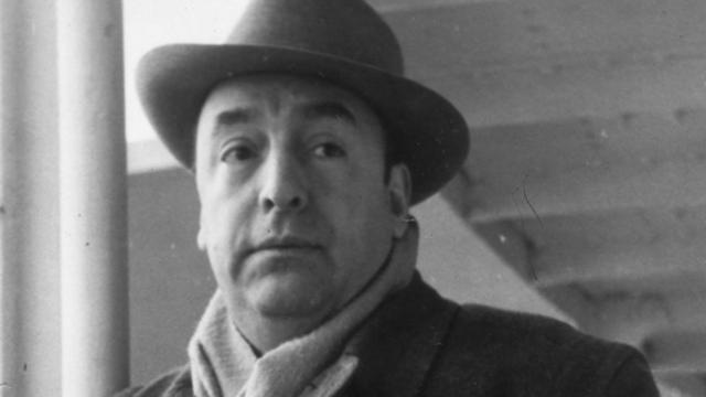Pablo Neruda aparece de chapéu e roupa de frio olhando para o lado em foto datada de 1952