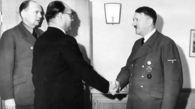 মে ১৯৪২ সালে জার্মানিতে অ্যাডলফ হিটলারের সঙ্গে দেখা করেন সুভাষ চন্দ্র বসু।