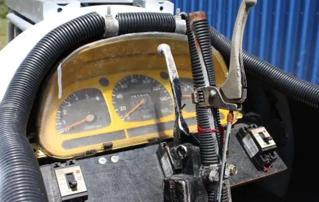 นายลองสร้างชิ้นส่วนต่าง ๆ ของเครื่องบินของเขาจากวัสดุที่นำกลับมาใช้ใหม่