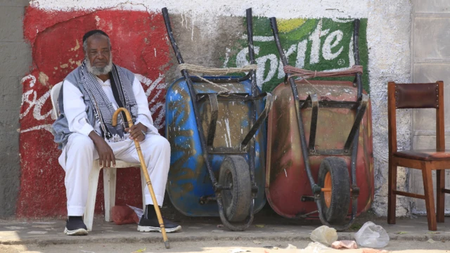 Mwanamume ameketi karibu na mikokoteni miwili kando ya barabara ya Harar, Ethiopia - Jumamosi 19 Machi 2022