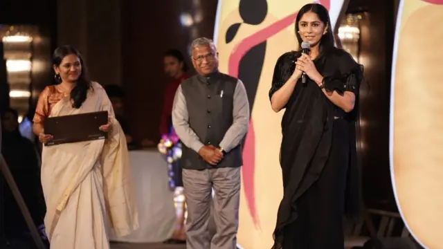 కార్యక్రమంలో మాట్లాడుతున్న మానసి జోషి