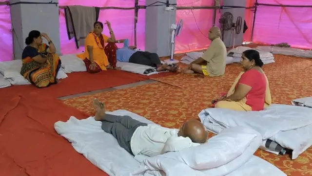 कुर्ला येथील कामगार नगर महानगरपालिका शाळेत रहिवाशांना राहण्यासाठी ताडपत्री लावून हॉल तयार केला आहे.