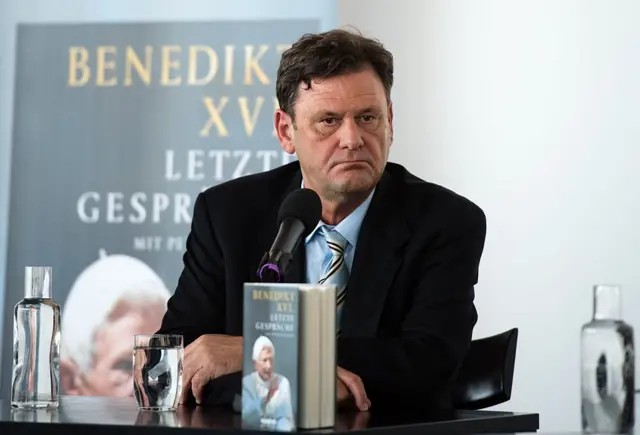 بيتر سيوالد يوقع كتاباً عن بنديكتوس السادس عشر عام 2016