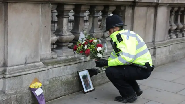Londra saldırı sonrası polisler köprü üzerinde çiçek koyuyor