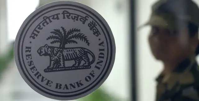 ડૉ. આંબેડકરે આગ્રહ વ્યક્ત કર્યો હતો કે ચલણને નિયંત્રણમાં રાખવા માટે એક કેન્દ્રીય સત્તાતંત્ર જોઈએ.