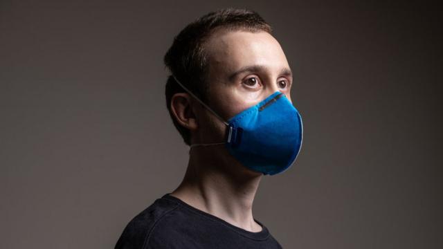 retrato de homem usando máscara de proteção (PFF2 ou N95) contra o coronavírus