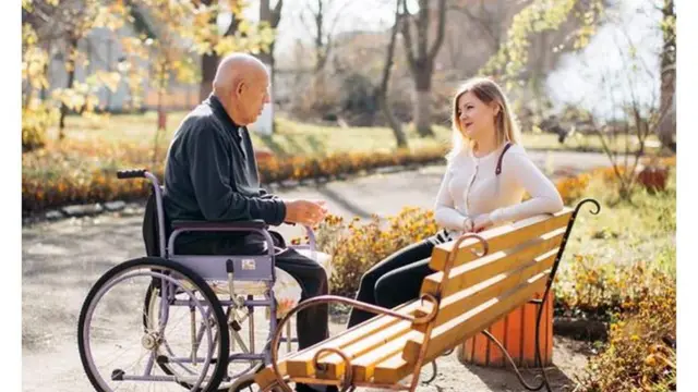 Мирон Данилович Сагайдак і його "онука" Уляна Гуменюк. Дівчина приїздить до чоловіка раз на тиждень