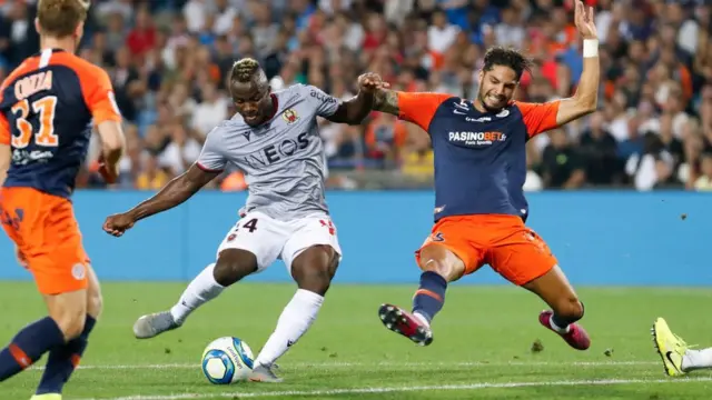 L'attaquant Ignatius Ganago de l'OGC pris en chandelle par deux défenseurs de Montpellier, le 14 septembre 2019 en Ligue 1.