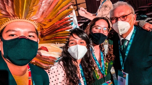 Os três representantes brasileiros na Youth4Climate (da esqueda para a direita: Eric Marky Terena, Eduarda Zoghbi e Paloma Costa) tiram selfie com Patrizio Bianchi, ministro da Educação da Itália