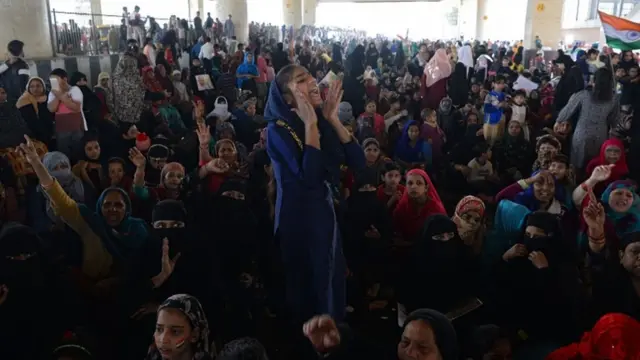 दिल्ली के जाफ़राबाद मेट्रो स्टेशन के नीचे महिलाएं 23 फरवरी की दोपहर