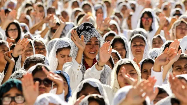 Mujeres con velos en la cabeza