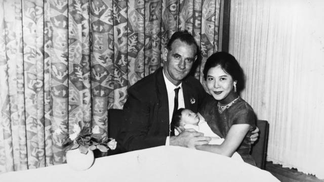 Anthony Wong de bebé con sus padres